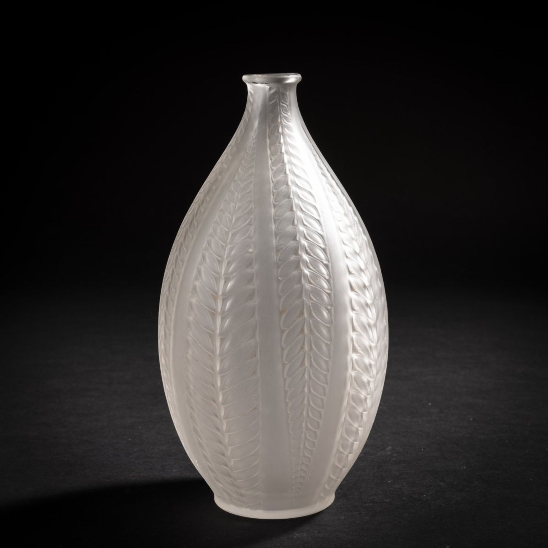 René Lalique, 'Acacia' vase, 1921'Acacia' vase, 1921H. 20.5 cm. Clear, moulded glass, satined. All- - Bild 4 aus 4