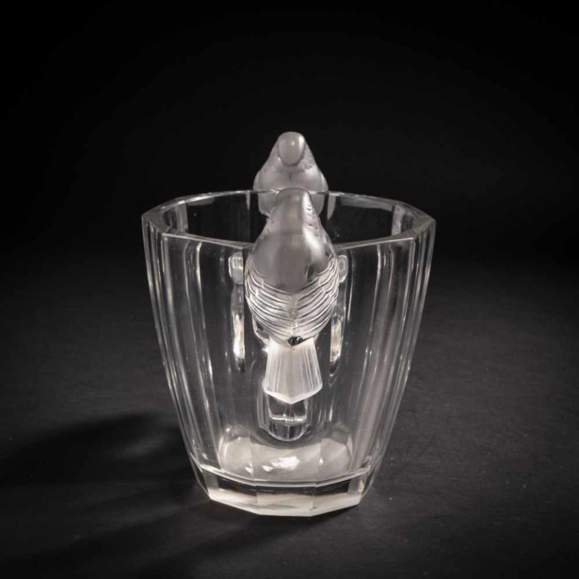 René Lalique, 'Deux Pigeons' vase, 1931'Deux Pigeons' vase, 1931H. 20.5 cm. Clear, moulded glass, - Bild 4 aus 6