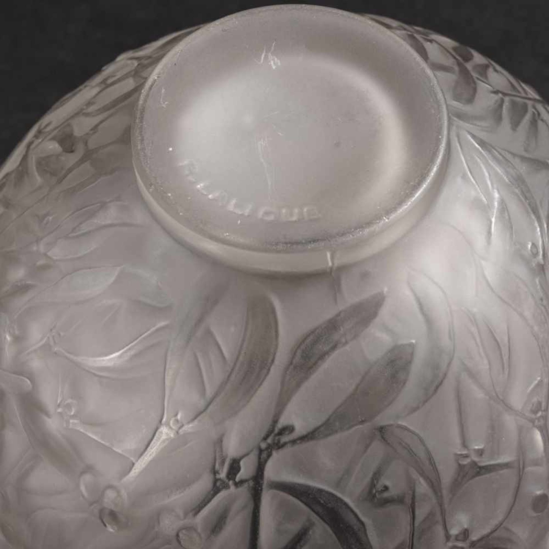 René Lalique, 'Gui' vase, 1920'Gui' vase, 1920H. 17 cm. Clear, mould-blown glass, satined, full- - Bild 5 aus 5