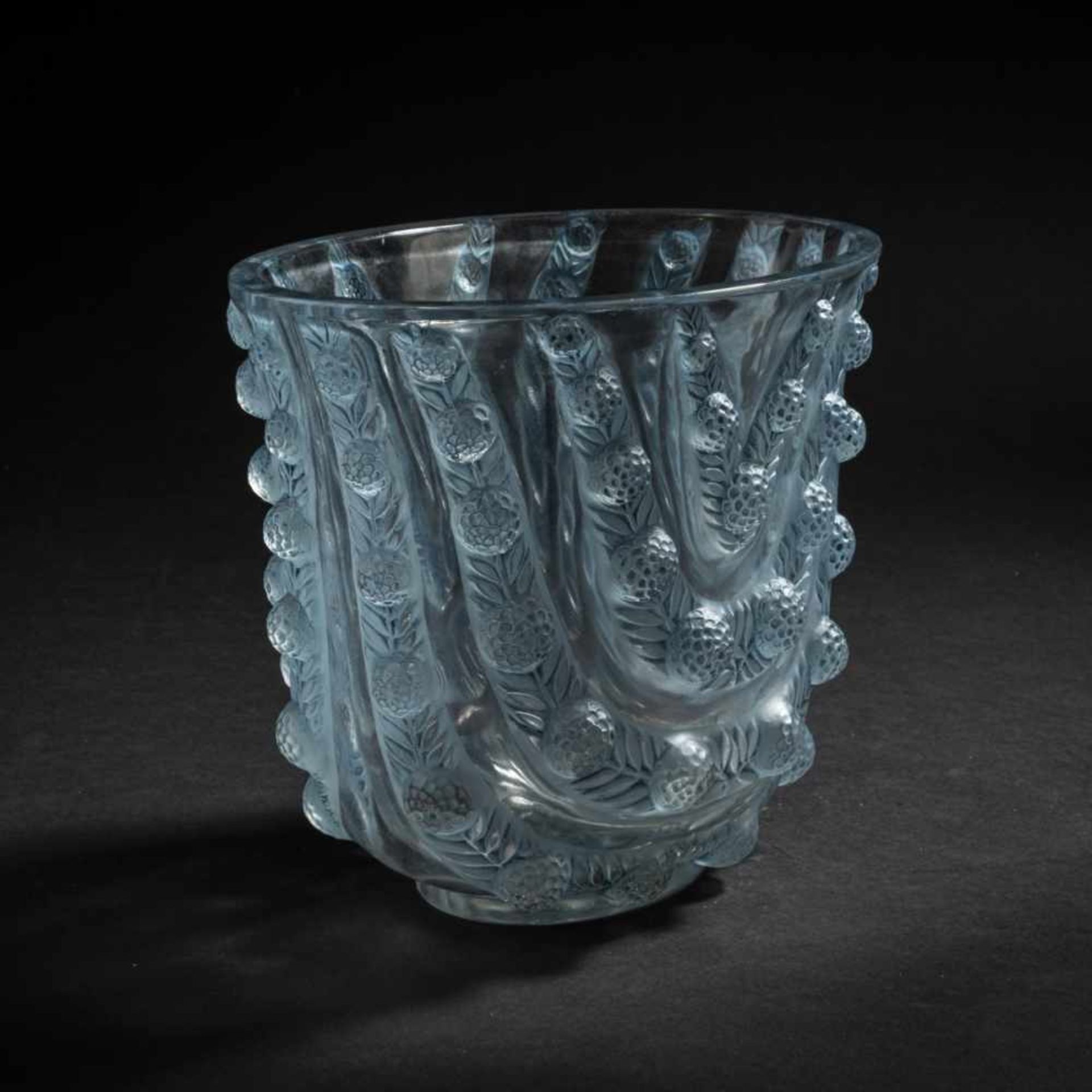 René Lalique, 'Vichy' vase, 1937'Vichy' vase, 1937H. 17 cm. Clear, moulded glass, partially satined, - Bild 4 aus 6