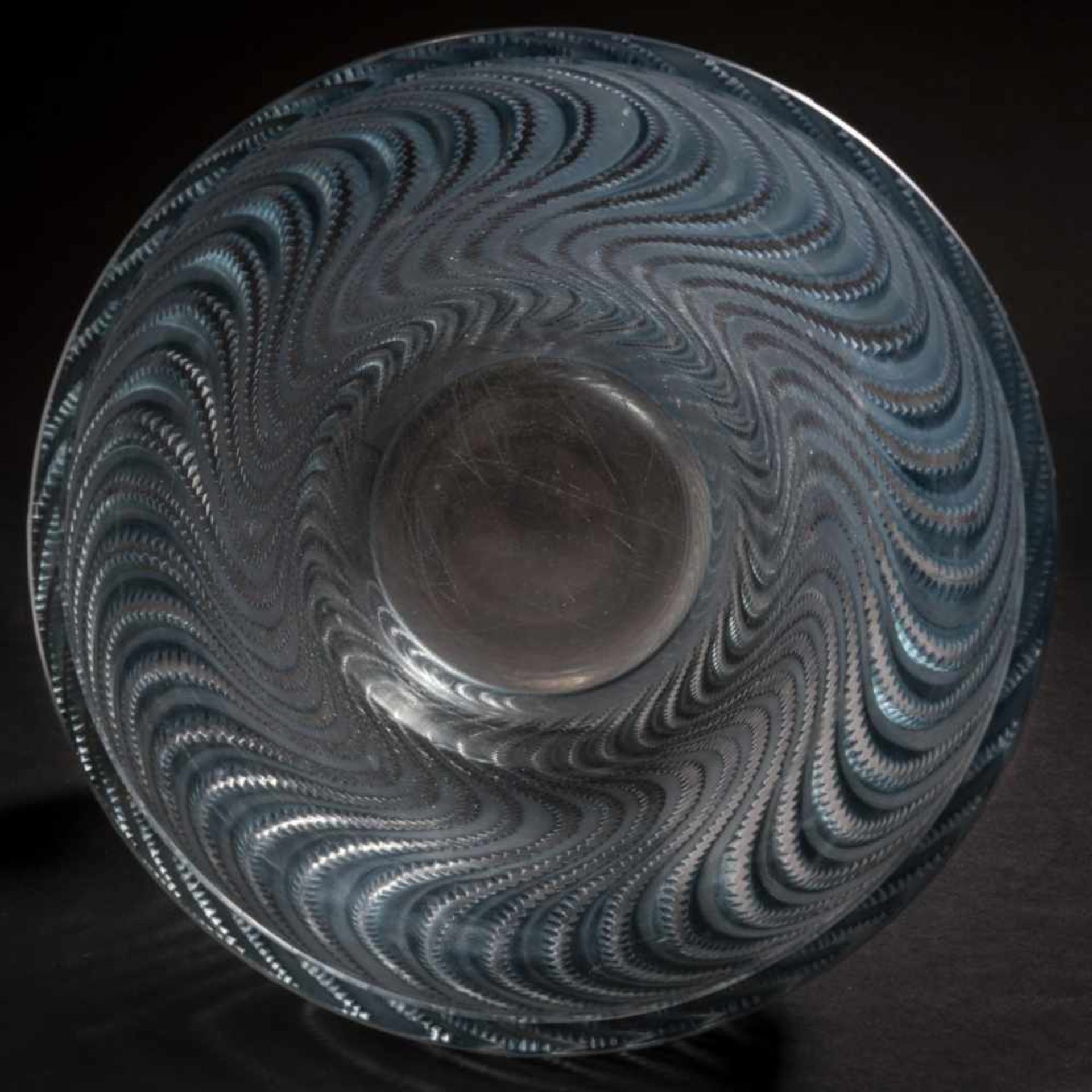 René Lalique, 'Actinia' vase, 1934'Actinia' vase, 1934H. 22 cm. Clear moulded glass, partially - Bild 4 aus 5