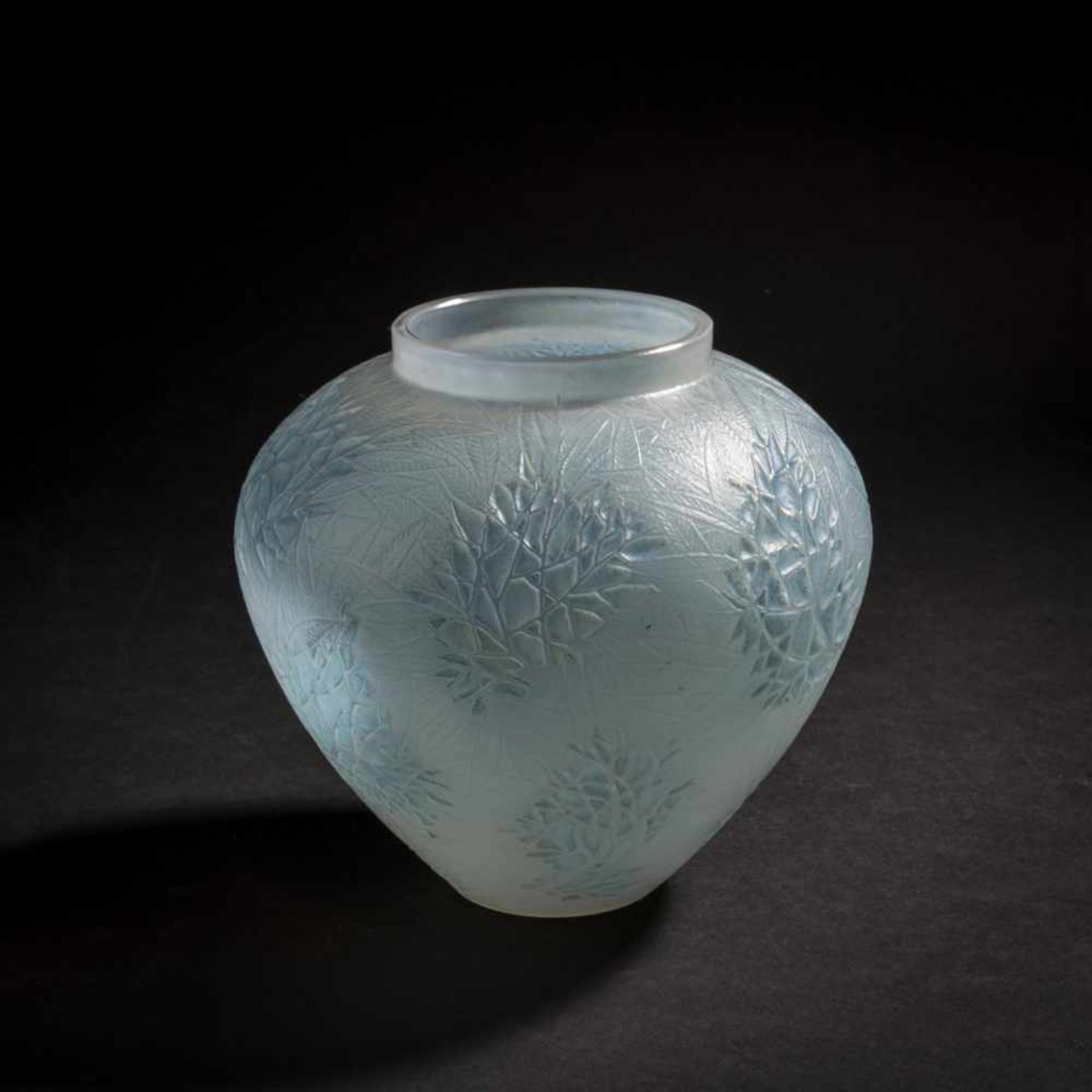 René Lalique, 'Esterel' vase, 1923'Esterel' vase, 1923H. 15.5 cm. Clear, mould-blown glass, - Bild 2 aus 5