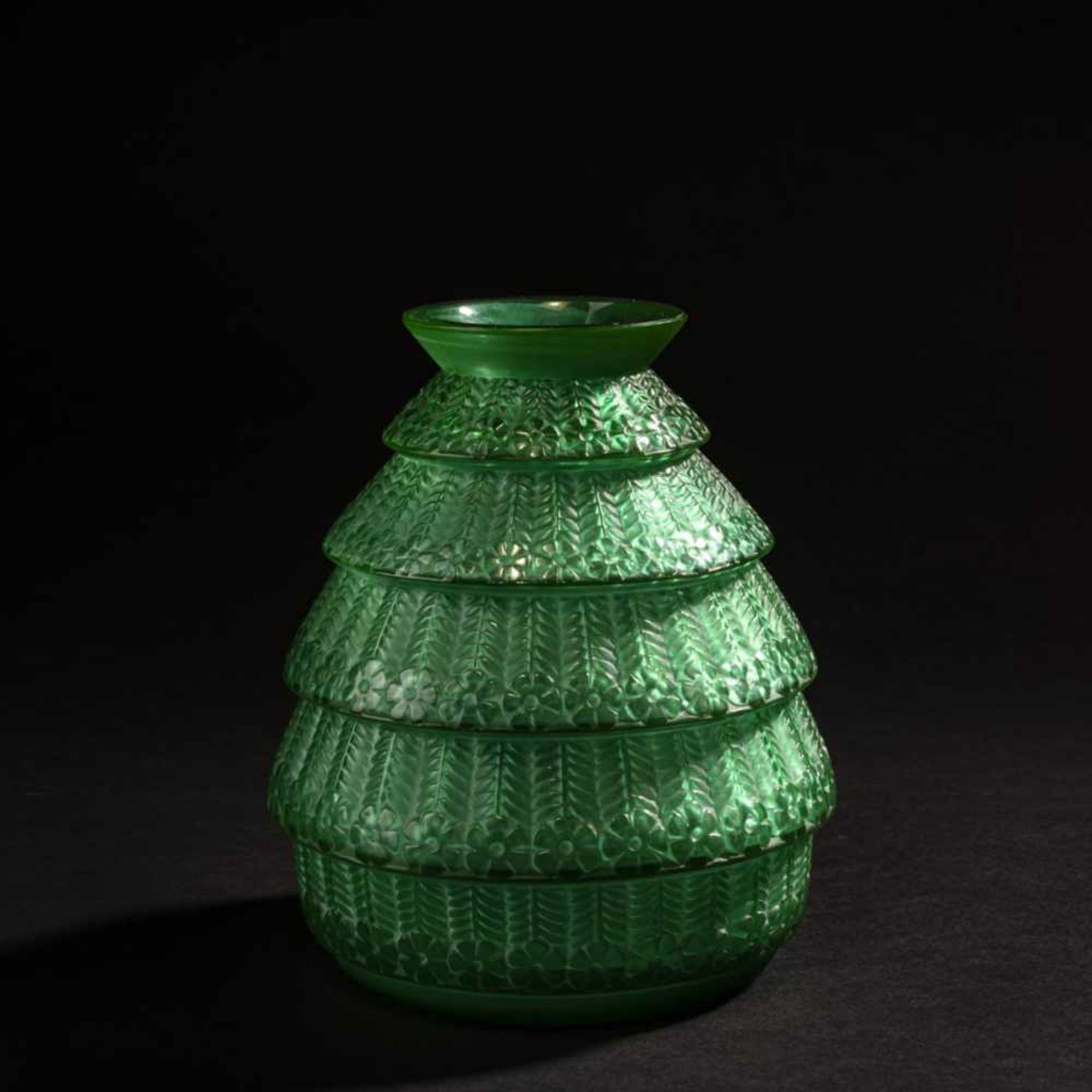 René Lalique, Vase 'Ferrières', 1929Vase 'Ferrières', 1929H. 17 cm. Green, mould-blown glass, - Bild 2 aus 5