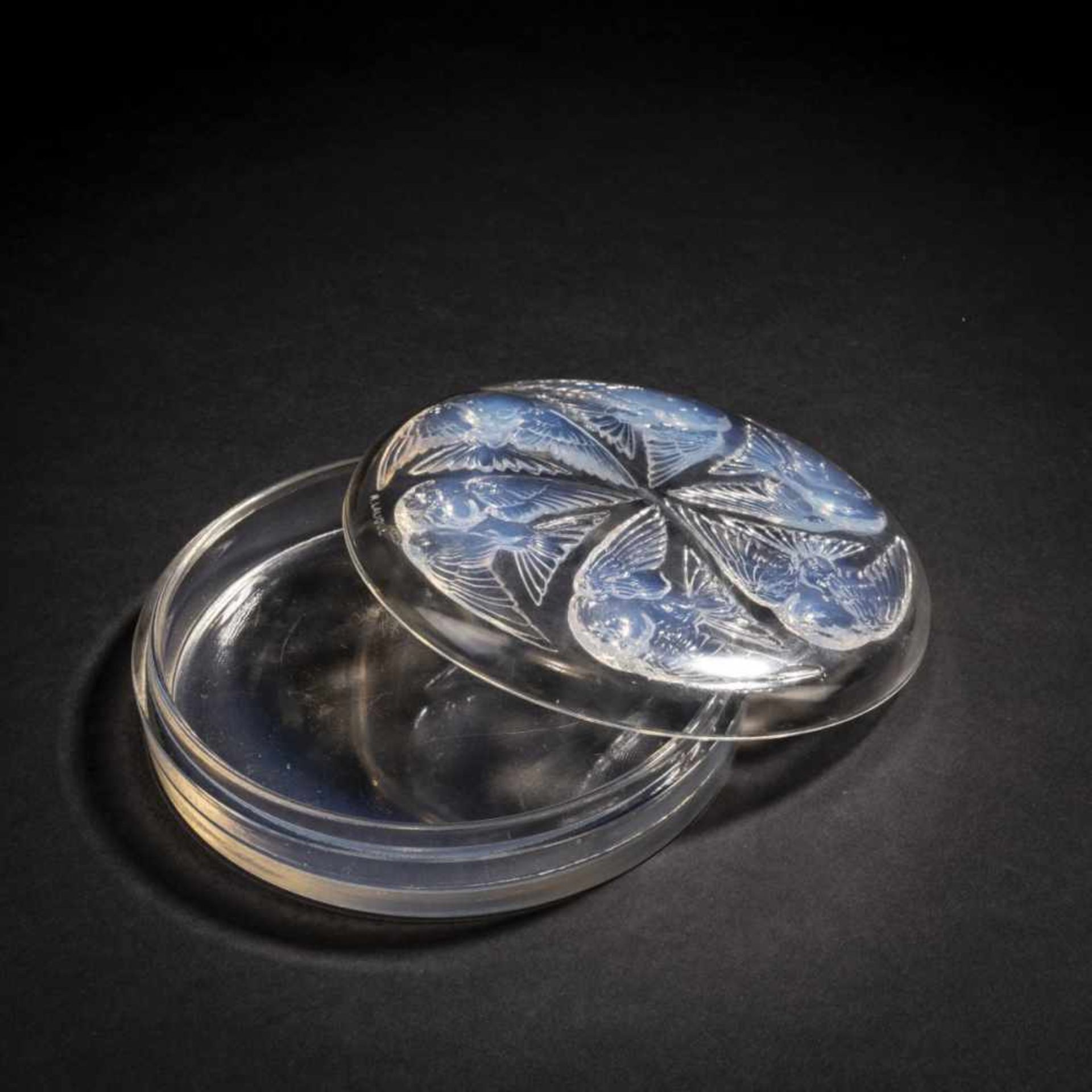 René Lalique, 'Mésanges' lidded box, 1921'Mésanges' lidded box, 1921D. 17 cm. Clear, moulded - Bild 5 aus 5