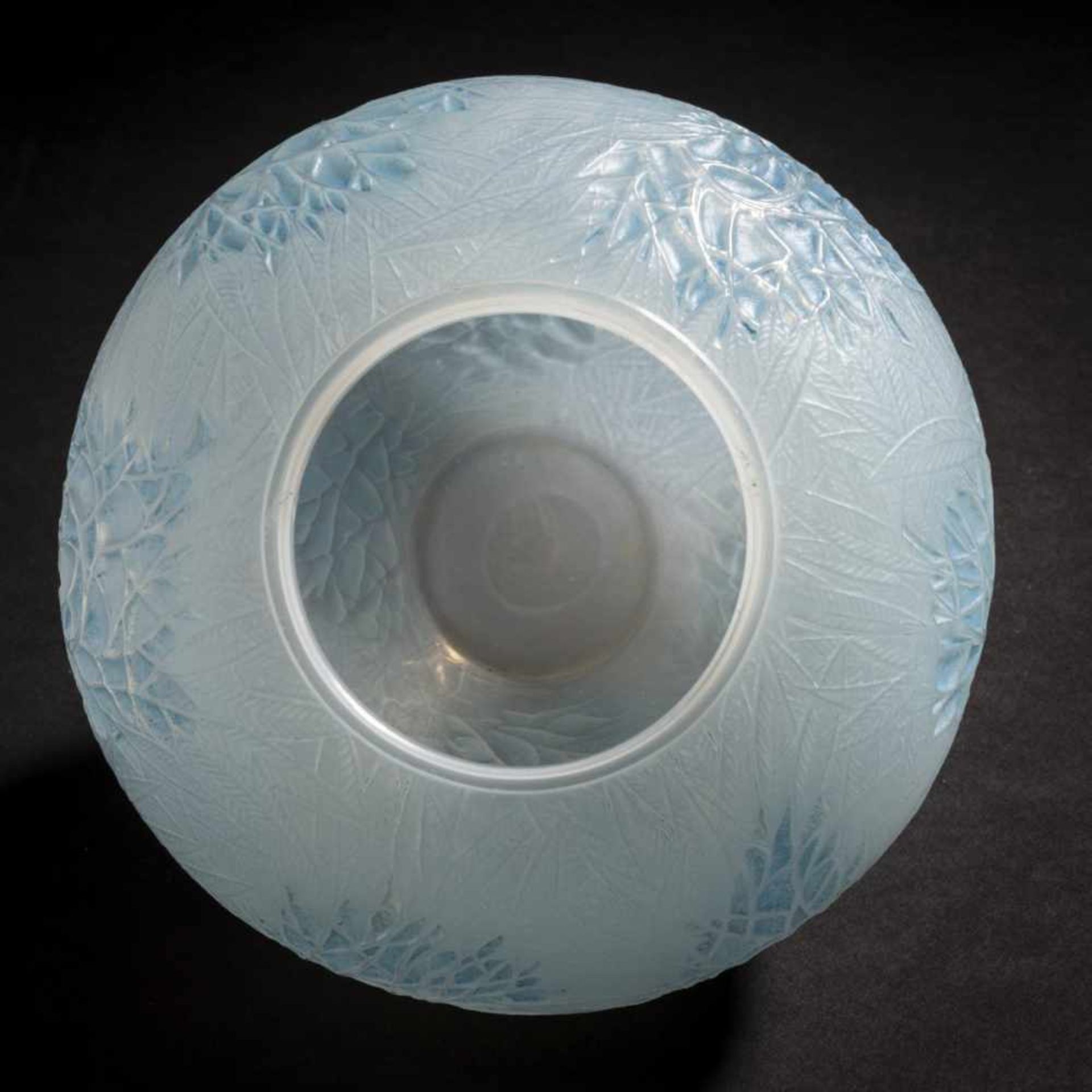 René Lalique, 'Esterel' vase, 1923'Esterel' vase, 1923H. 15.5 cm. Clear, mould-blown glass, - Bild 3 aus 5