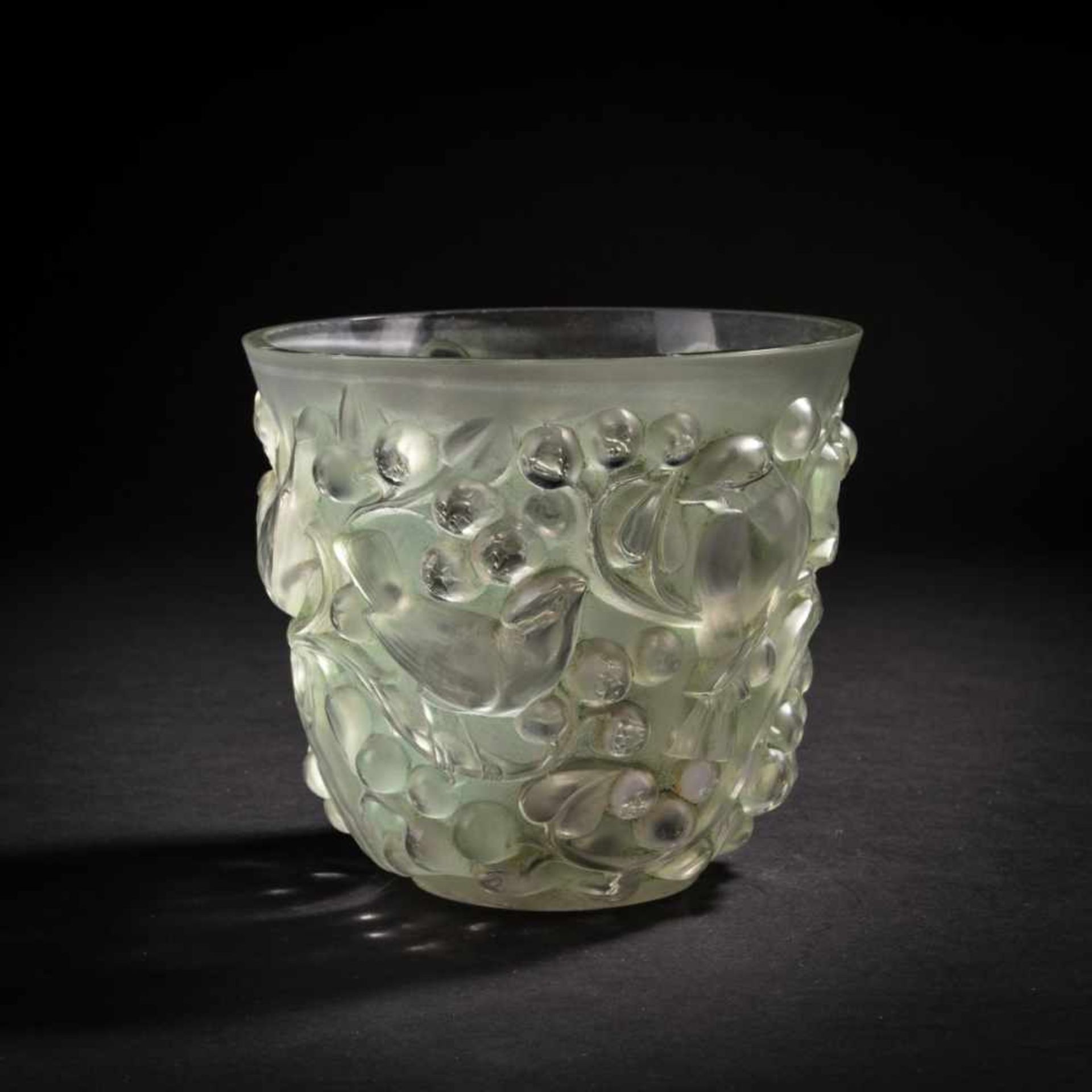 René Lalique, 'Avallon' vase, 1927'Avallon' vase, 1927H. 14.3 cm. Clear, moulded glass, satined, - Bild 2 aus 4