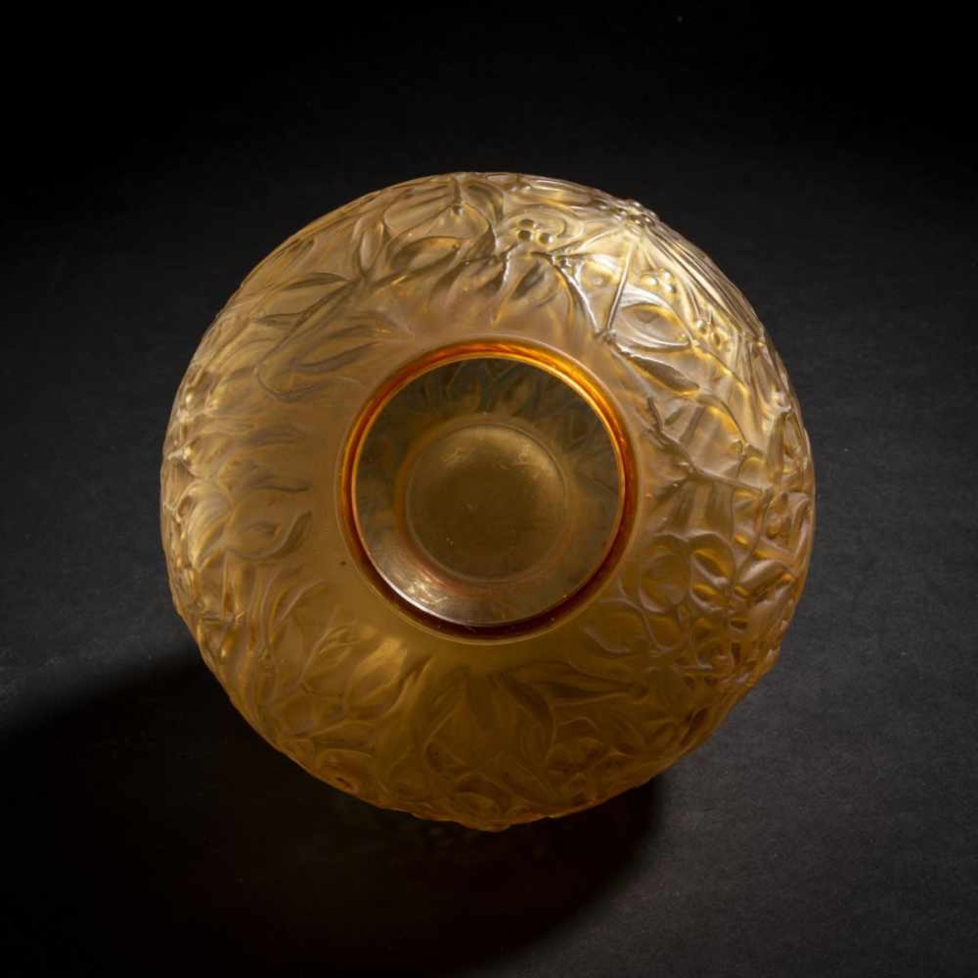 René Lalique, 'Gui' vase, 1920'Gui' vase, 1920H. 17 cm. Amber mould-blown glass ('Butterscotch'), - Bild 3 aus 4