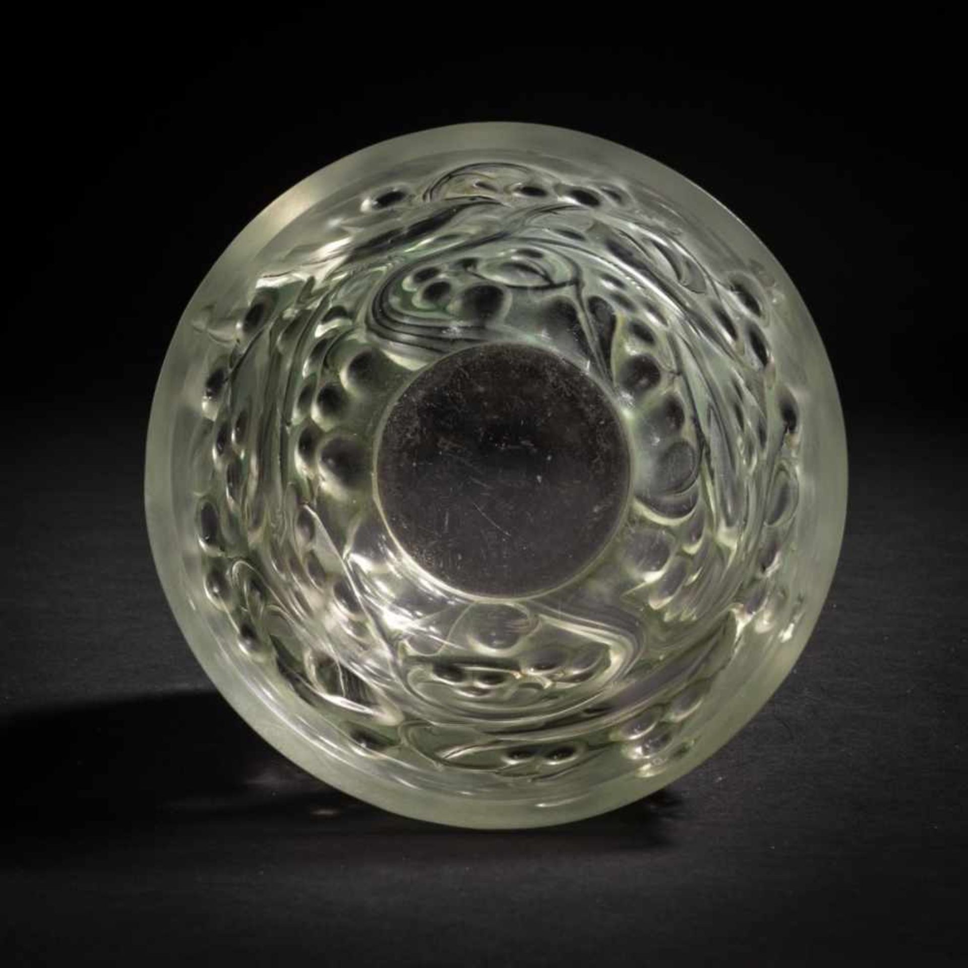 René Lalique, 'Avallon' vase, 1927'Avallon' vase, 1927H. 14.3 cm. Clear, moulded glass, satined, - Bild 4 aus 4