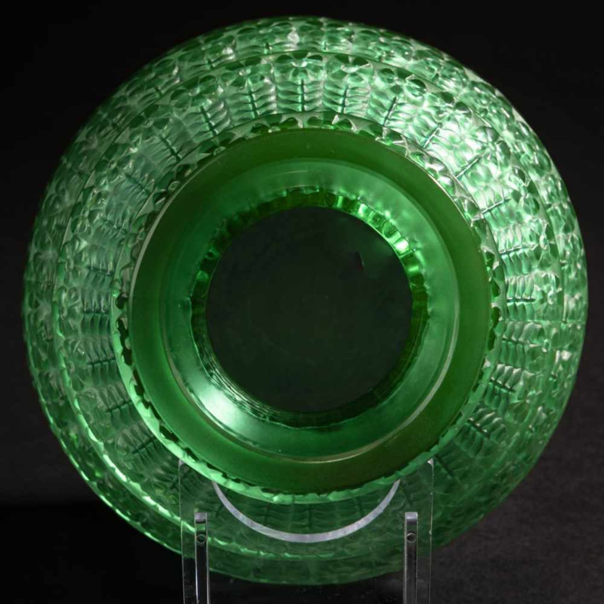 René Lalique, Vase 'Ferrières', 1929Vase 'Ferrières', 1929H. 17 cm. Green, mould-blown glass, - Bild 3 aus 5