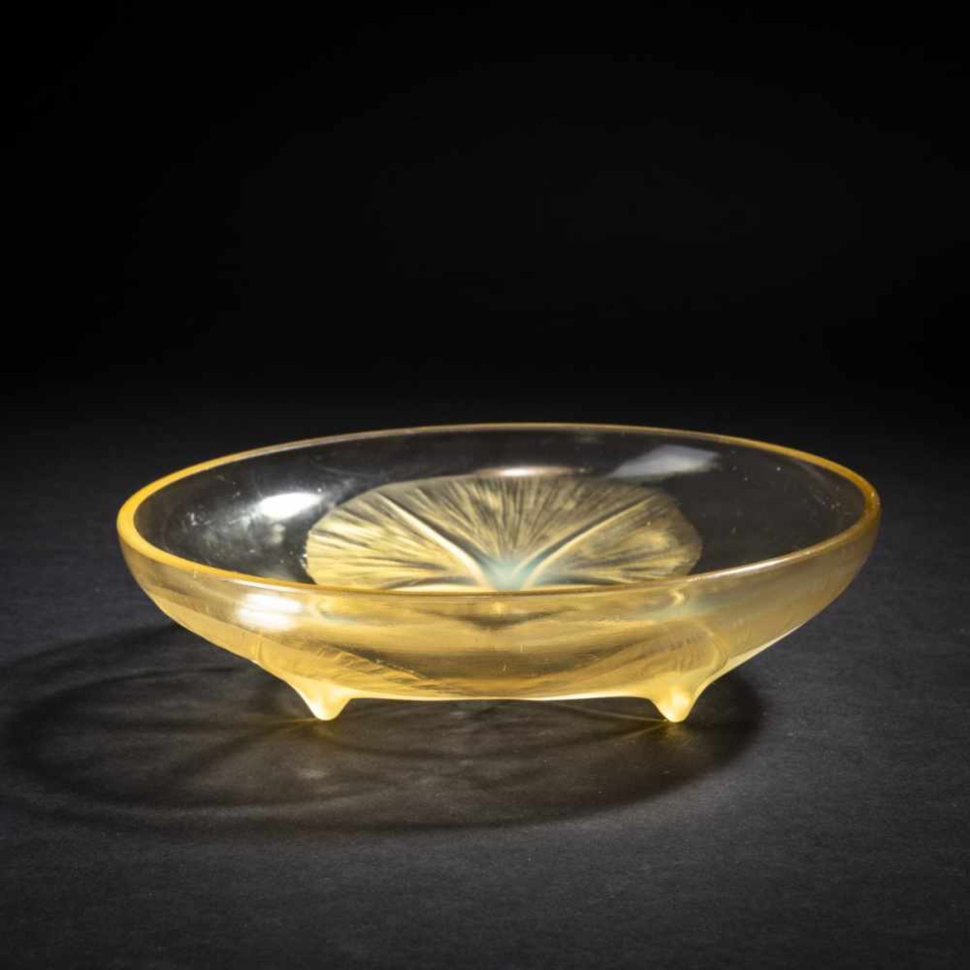 René Lalique, 'Volubilis' bowl, 1921'Volubilis' bowl, 1921Ø 21.5 cm. Yellow, moulded glass, - Bild 2 aus 6