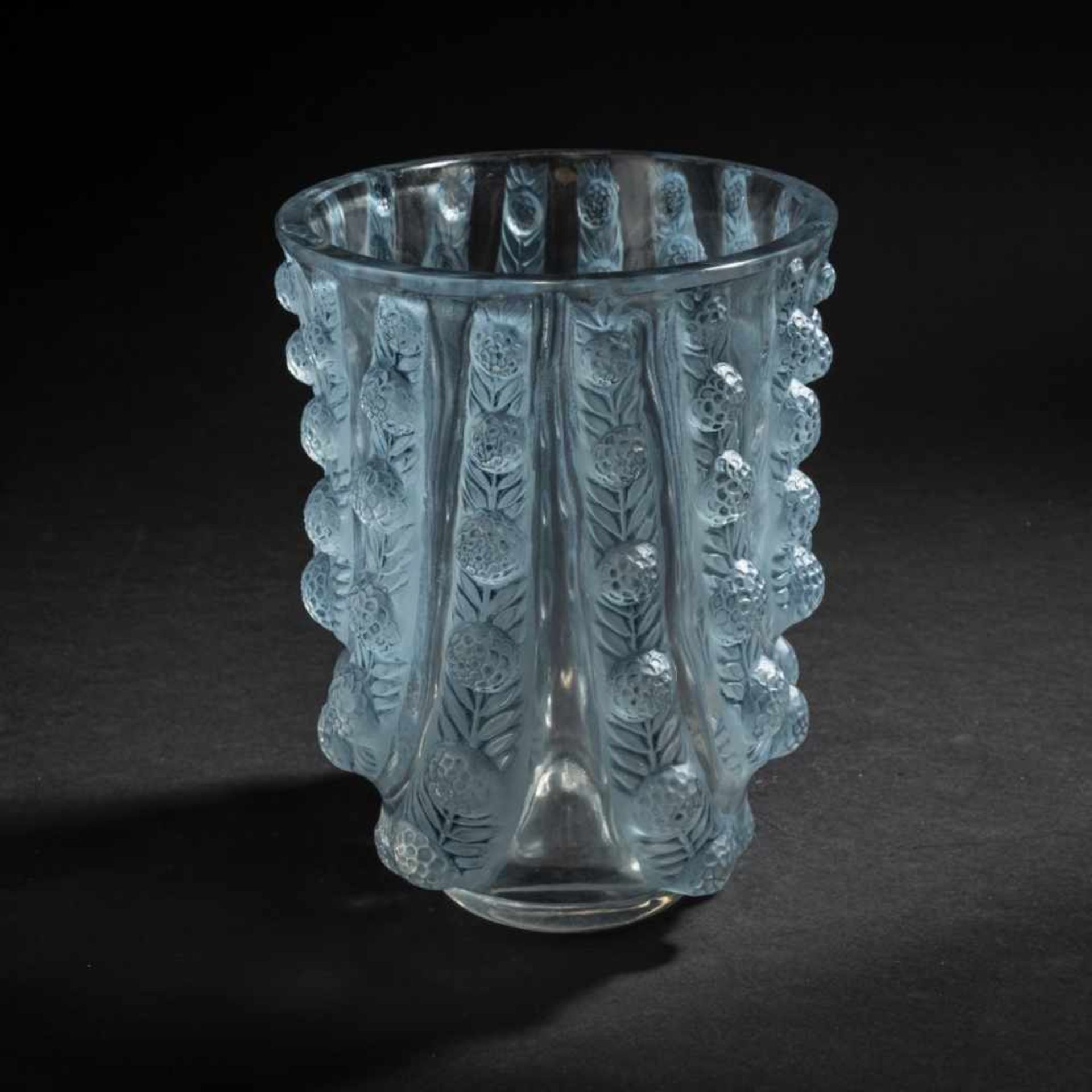 René Lalique, 'Vichy' vase, 1937'Vichy' vase, 1937H. 17 cm. Clear, moulded glass, partially satined, - Bild 3 aus 6