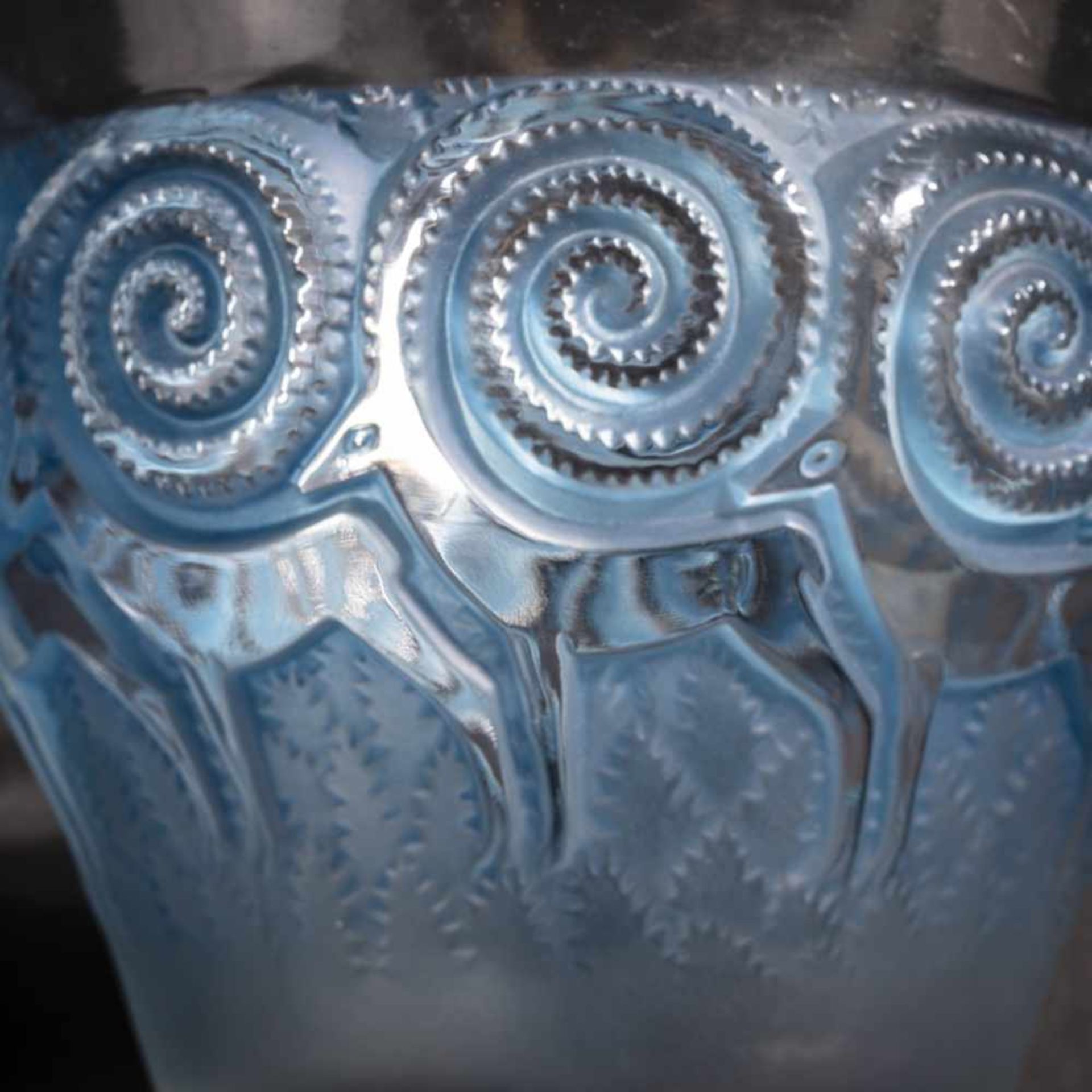 René Lalique, 'Rennes' vase, 1933'Rennes' vase, 1933H. 12.5 cm. Clear, moulded glass, blue patina, - Bild 2 aus 4