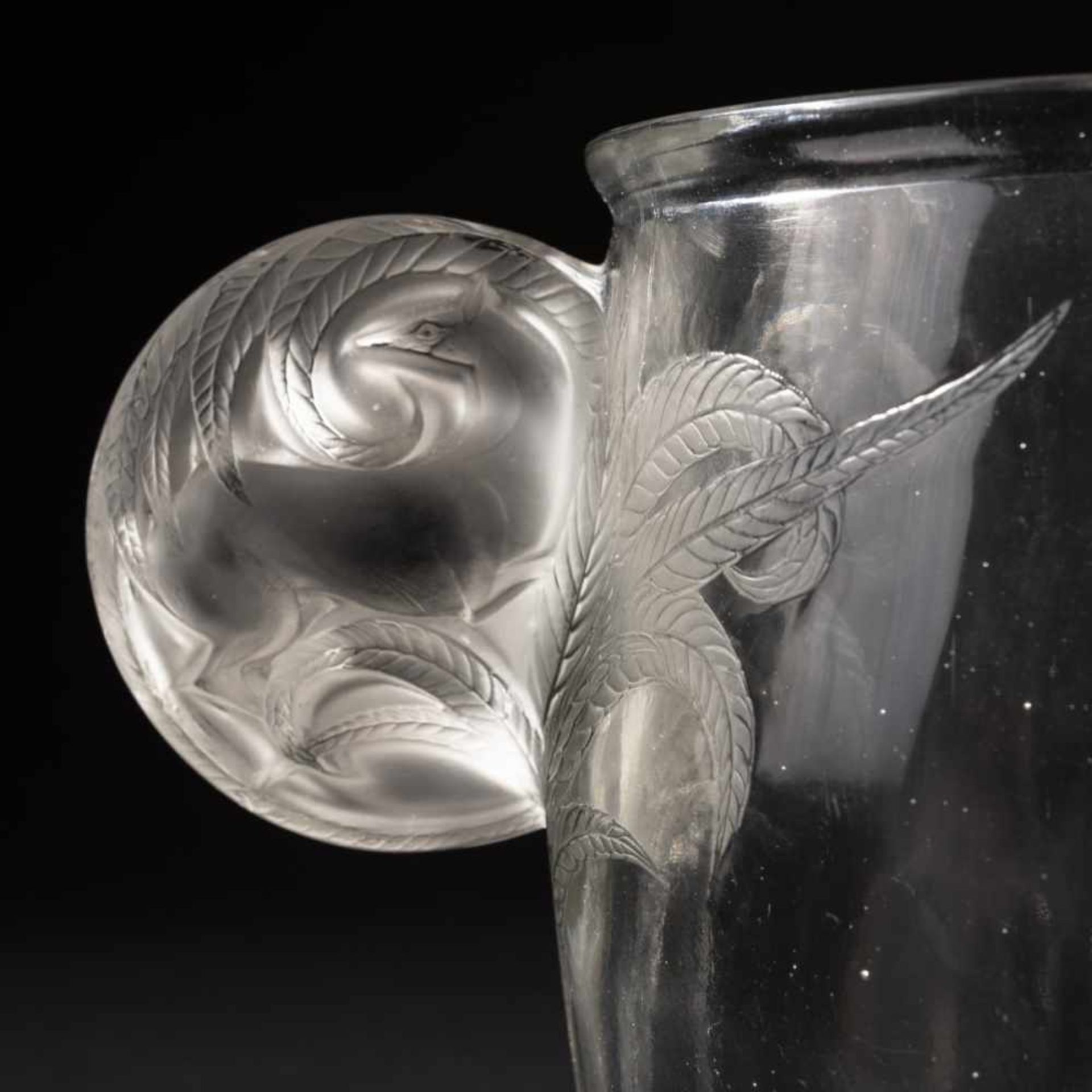 René Lalique, Vase 'Yvelines', 1926Vase 'Yvelines', 1926H. 19.6 cm. Clear, moulded glass, - Bild 2 aus 5