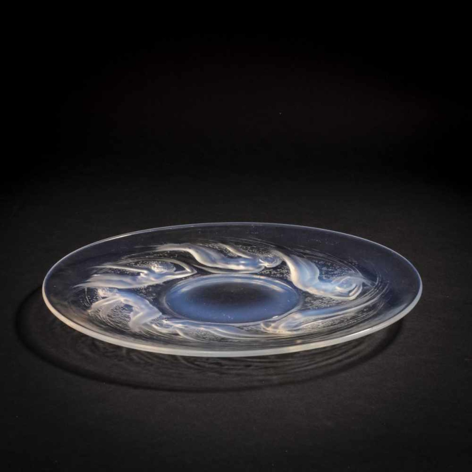 René Lalique, 'Ondines' plate, 1921'Ondines' plate, 1921D. 27.5 cm. Clear, moulded glass, opalescent - Bild 4 aus 4