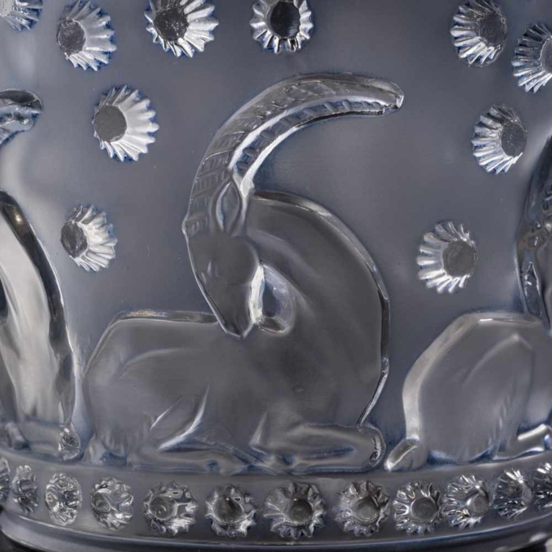 René Lalique, Vase 'Ajaccio', 1938Vase 'Ajaccio', 1938H. 20 cm. Clear, moulded glass, partially - Bild 2 aus 4