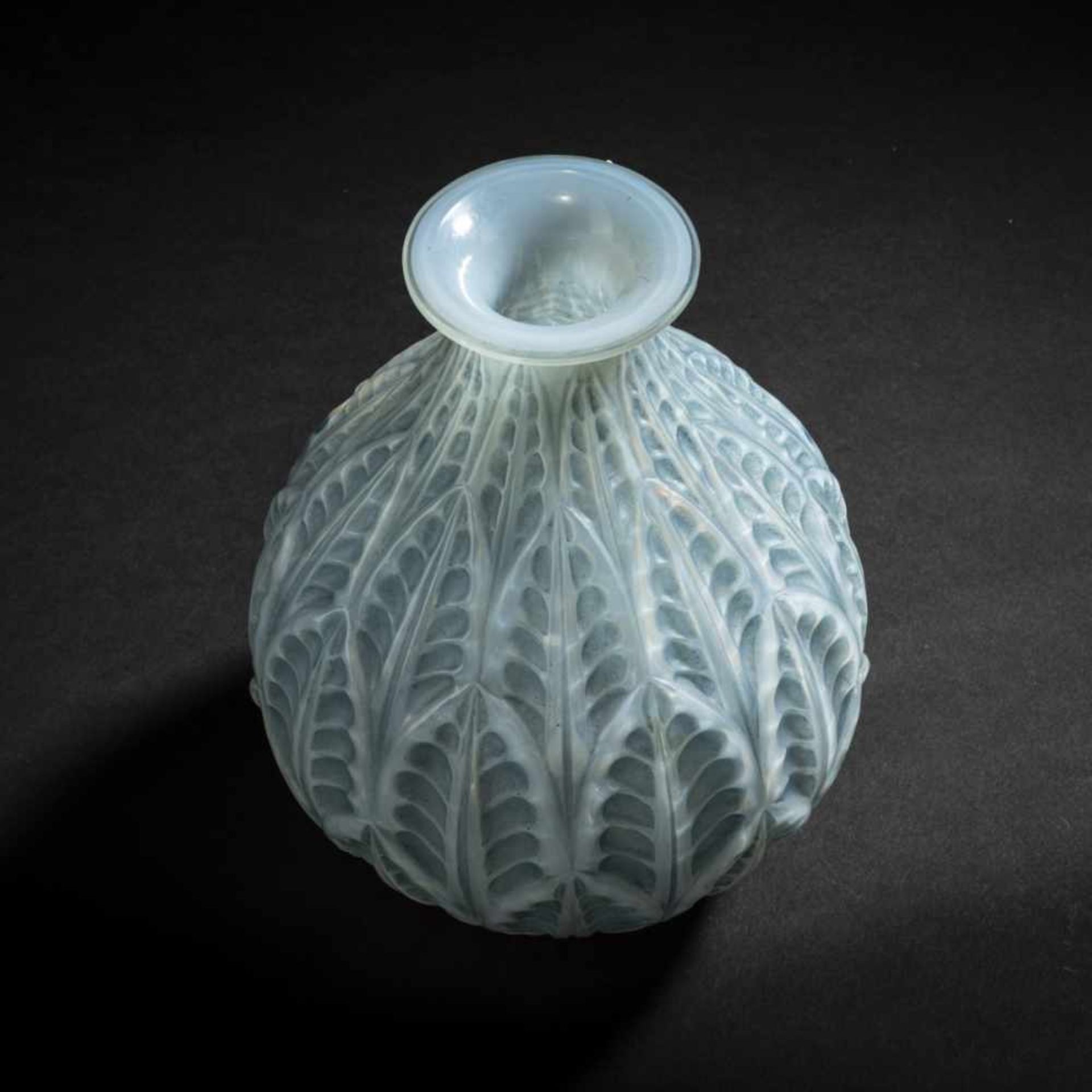 René Lalique, 'Malesherbes' vase, 1927'Malesherbes' vase, 1927H. 23 cm. Clear, moulded-blown - Bild 3 aus 10