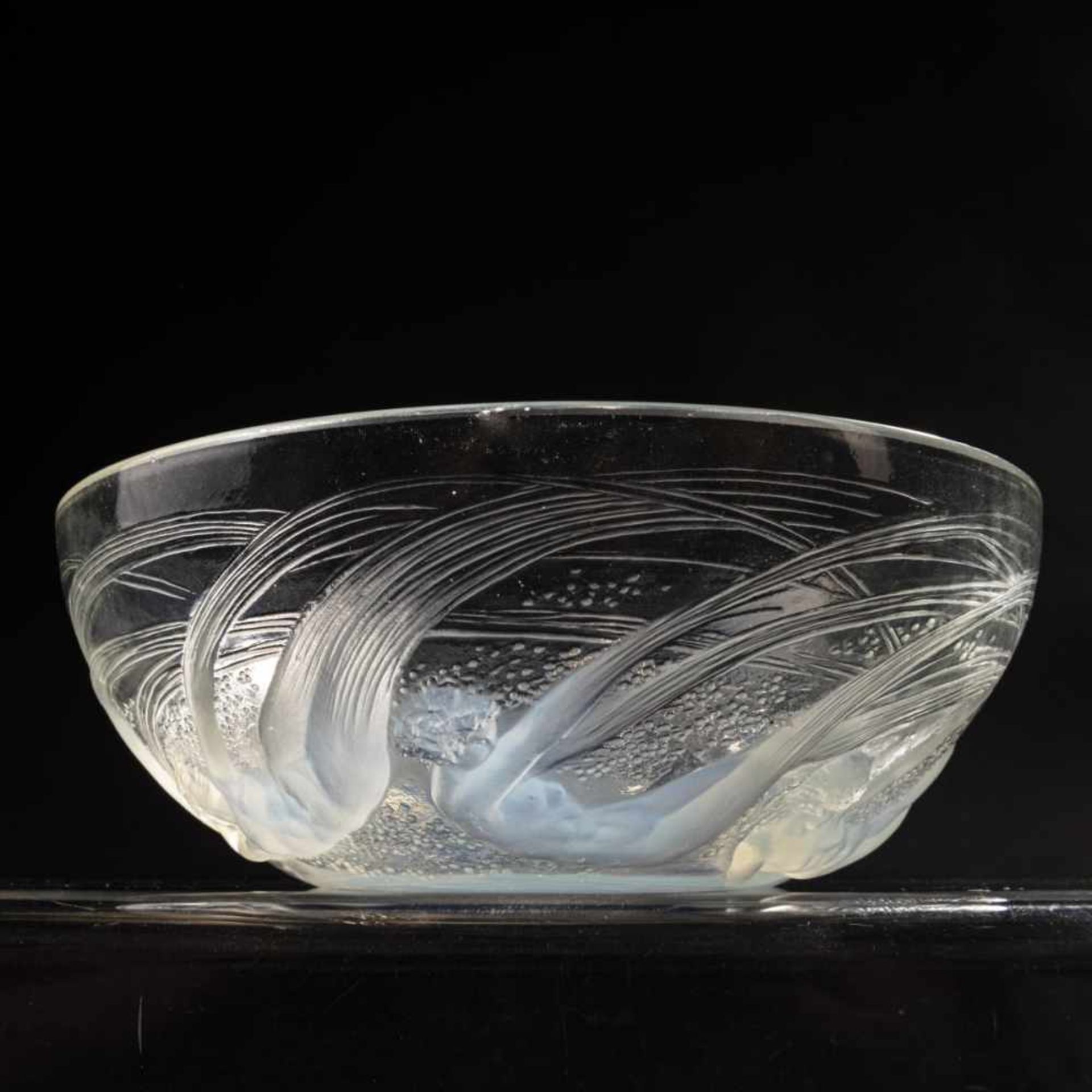 René Lalique, 'Ondines' bowl, 1921'Ondines' bowl, 1921D. 21 cm. Clear, moulded glass, opalescent, - Bild 3 aus 5