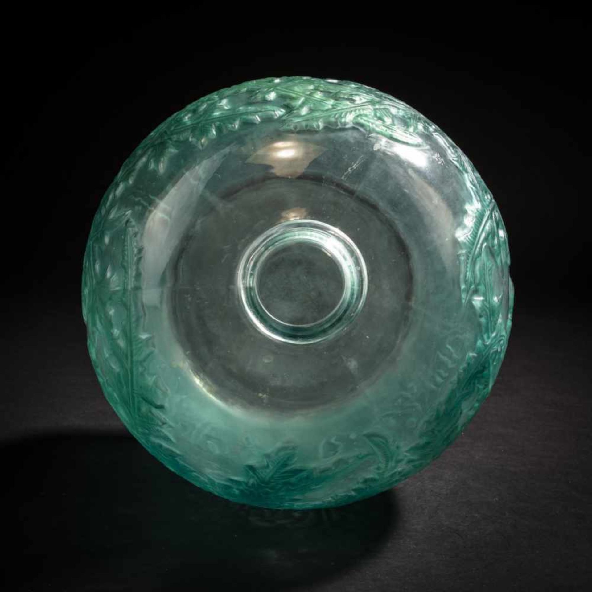 René Lalique, 'Acanthes' vase, 1921'Acanthes' vase, 1921H. 28.5 cm. Clear, mould-blown glass, - Bild 4 aus 5