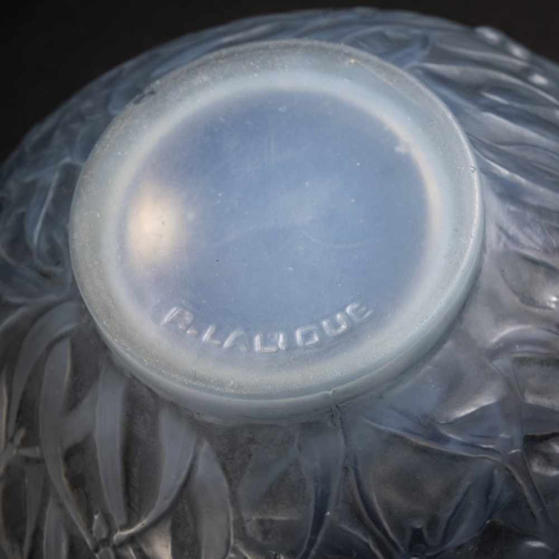 René Lalique, 'Gui' vase, 1920'Gui' vase, 1920H. 17 cm. Clear, mould-blown glass, opalescent, - Bild 4 aus 5