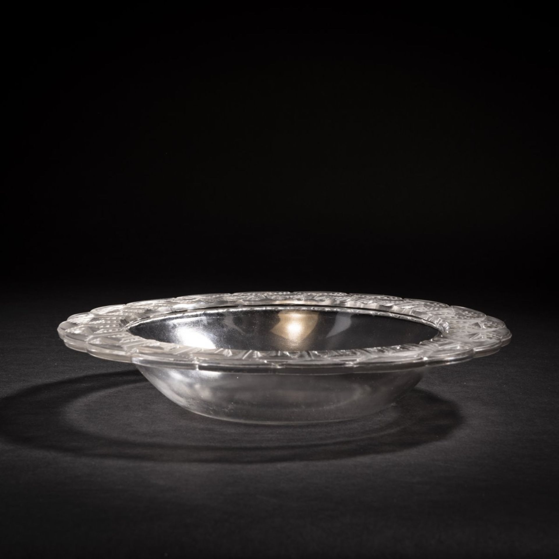 René Lalique, 'Chevreuse' bowl, 1941'Chevreuse' bowl, 1941D. 26.5 cm. Clear, moulded glass, - Bild 2 aus 4