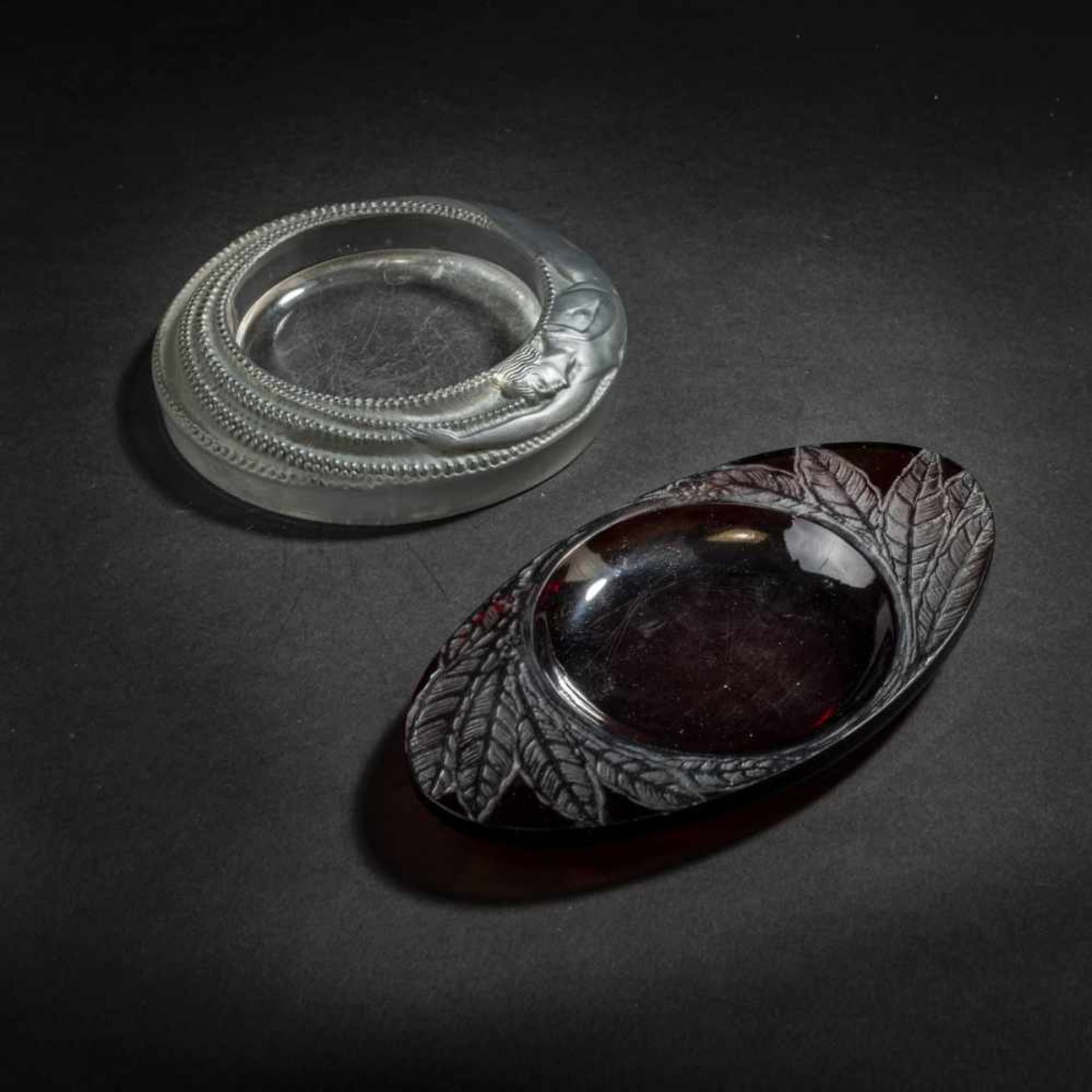 René Lalique, Two ashtrays 'Anthéor', 1927 and 'Feuilles', 1924Two ashtrays 'Anthéor', 1927 and ' - Bild 2 aus 4