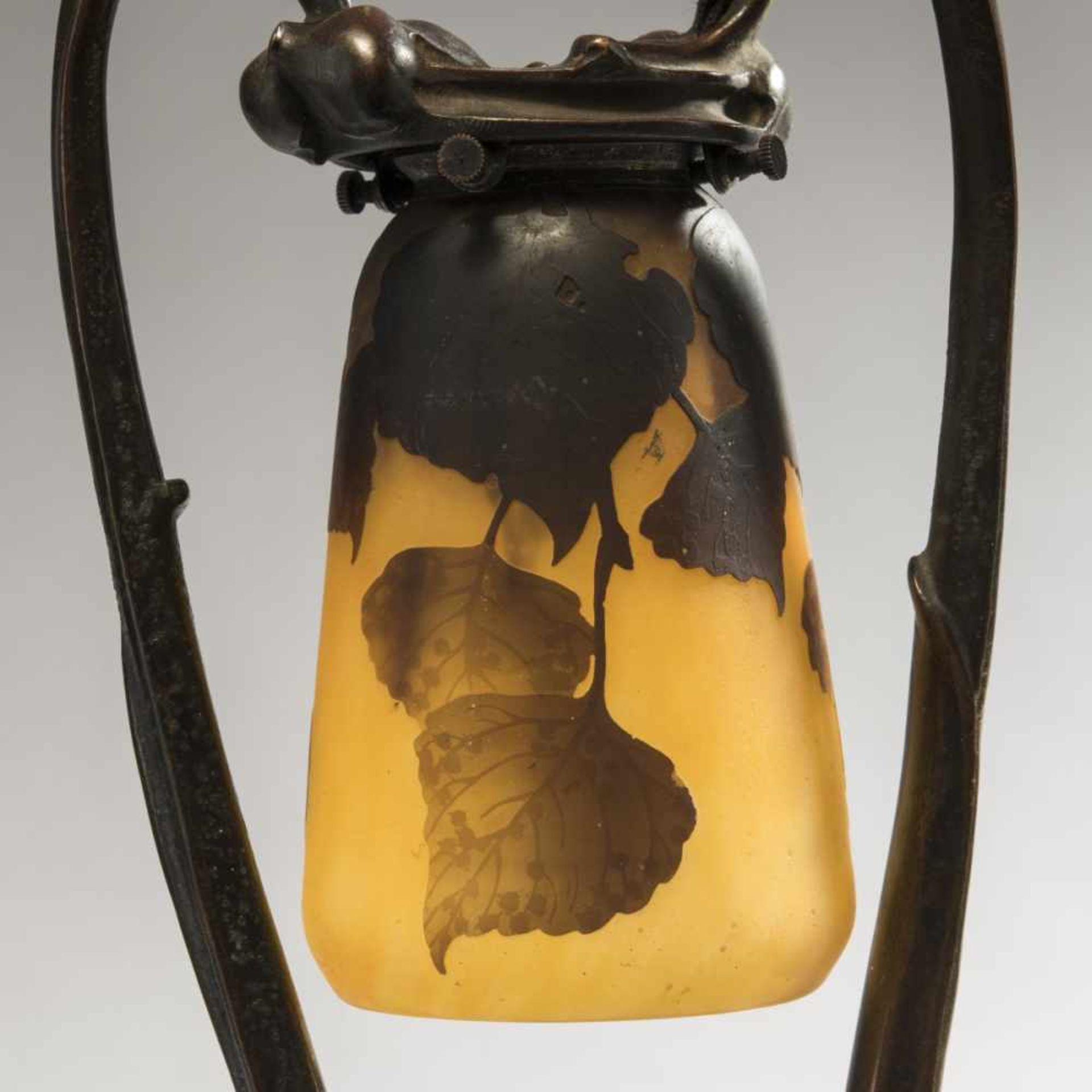 Daum Frères, Nancy; Claudius Marioton, 'Nénuphars' lamp base with 'Tilleul' shade, c. 1910 - Bild 5 aus 5