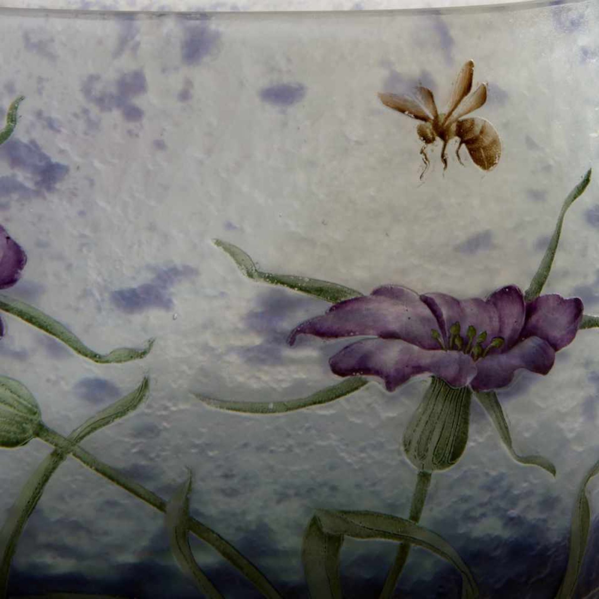 Daum Frères, Nancy, 'Oeillets et Abeille' vase, 1905-10 - Bild 2 aus 4