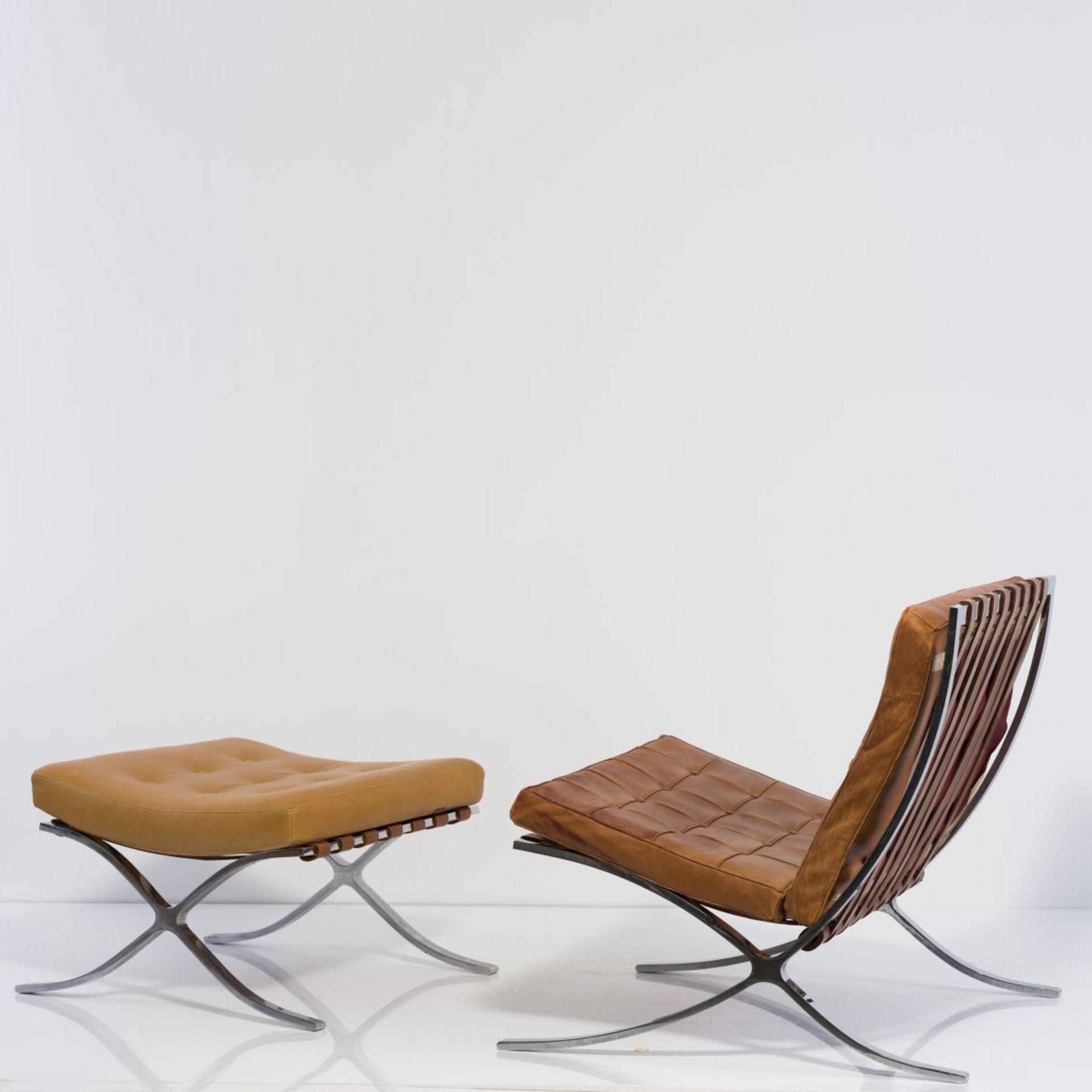 Ludwig Mies van der Rohe, Sessel 'Barcelona chair' mit Ottoman, 1929 - Bild 2 aus 2