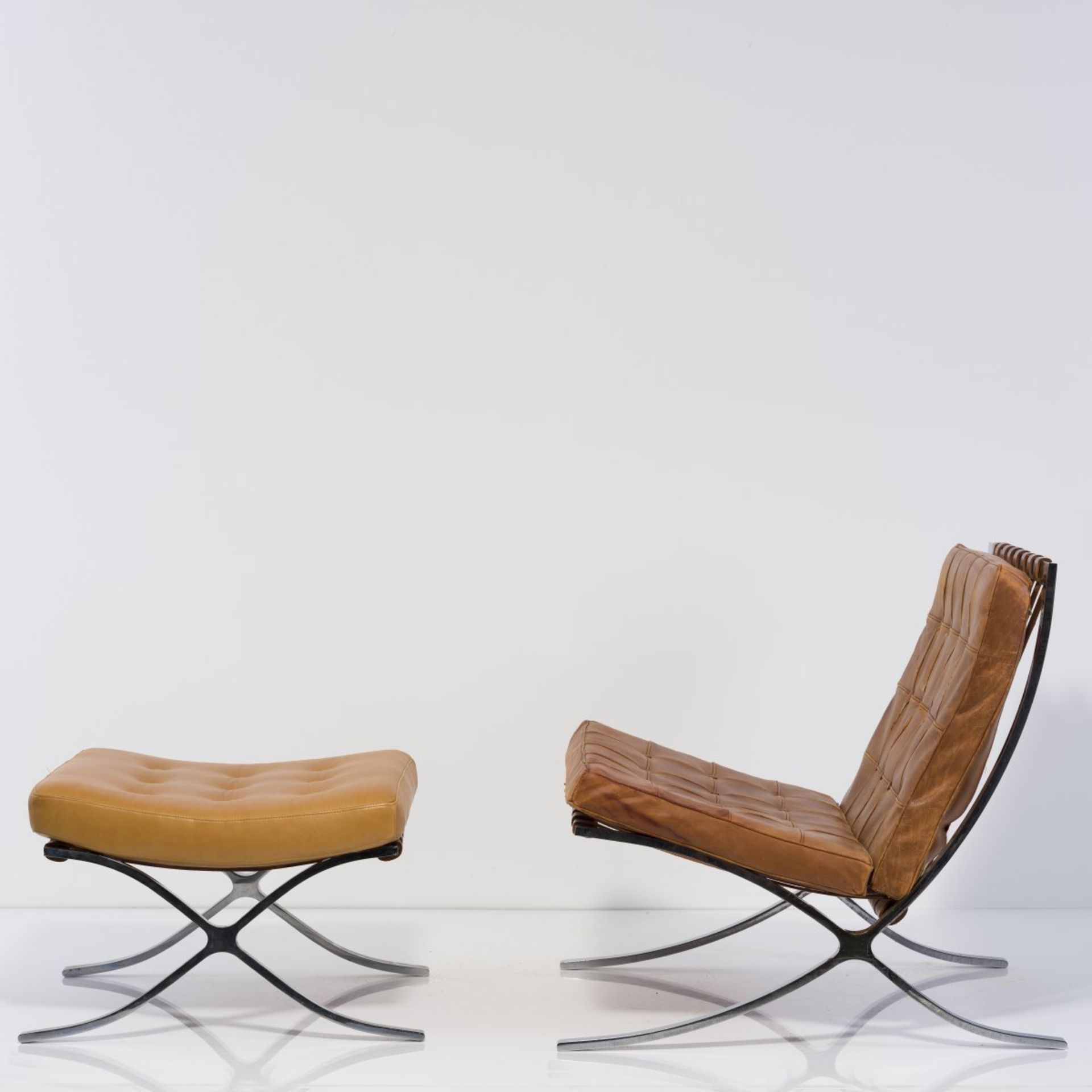 Ludwig Mies van der Rohe, Sessel 'Barcelona chair' mit Ottoman, 1929