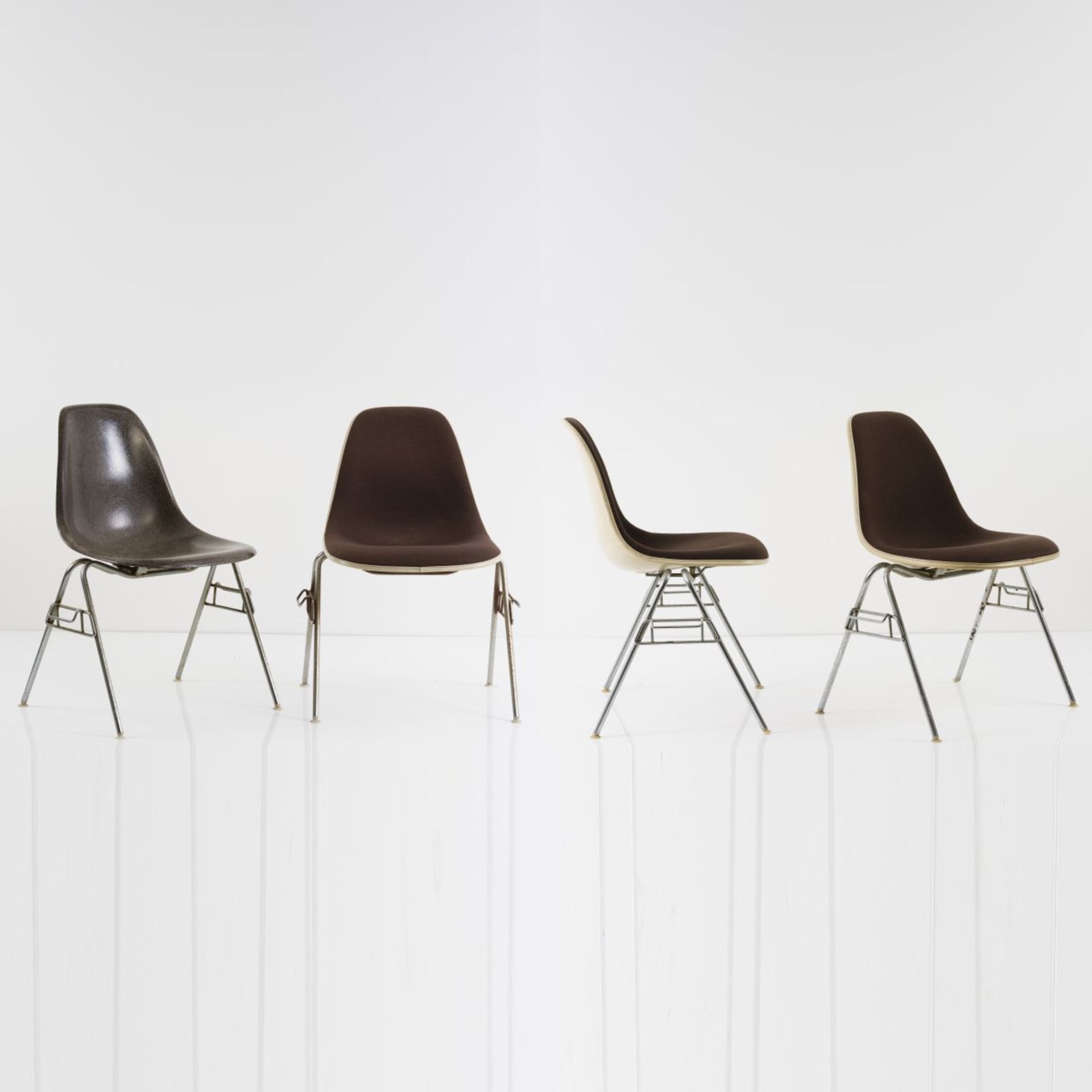 Charles Eames , Vier Stühle 'Plastic Side Chair DSS', 1955 - Bild 2 aus 6