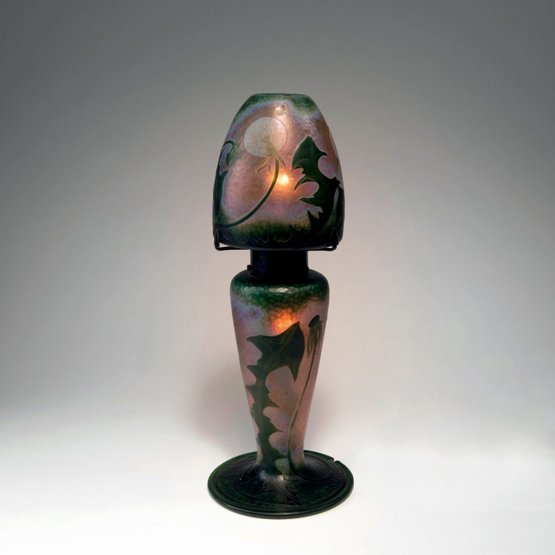 Henri Bergé, Martelé-Tischlampe 'Pissenlits' - 'Chandelles', 1898-1903