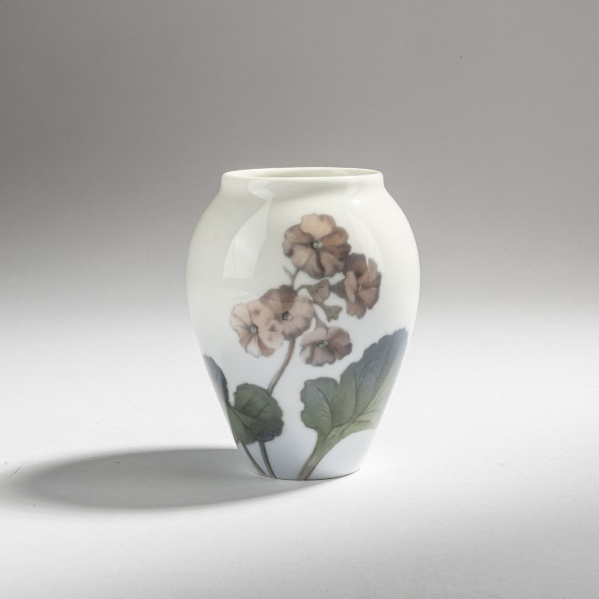 Königl. Porzellanmanufaktur Kopenhagen, Vase mit Blumen, um 1920