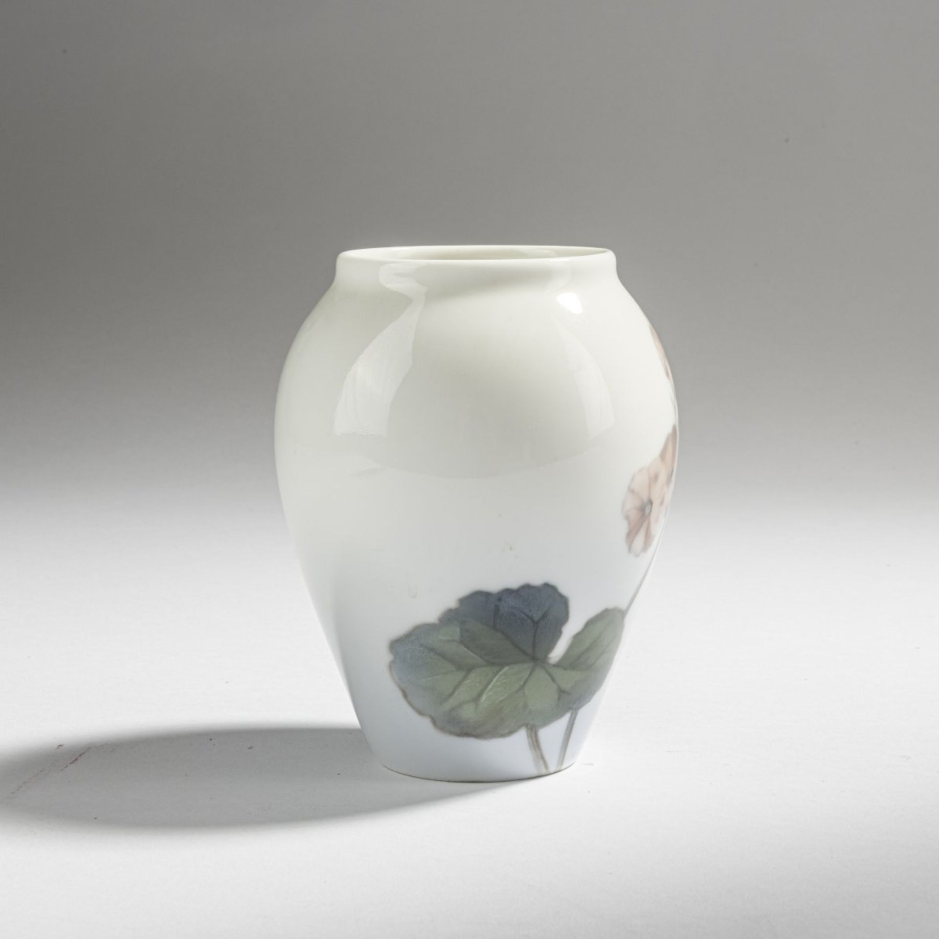 Königl. Porzellanmanufaktur Kopenhagen, Vase mit Blumen, um 1920 - Bild 2 aus 3