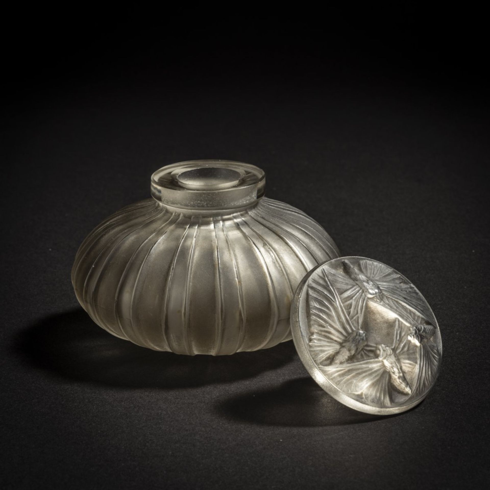 René Lalique, Flakon 'A Côtes, Bouchon Papillons', 1911 - Bild 2 aus 4