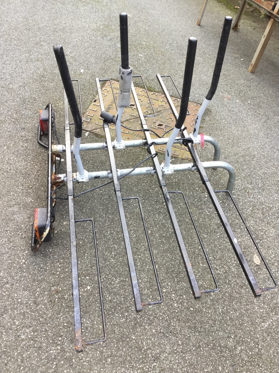 A vehicle bike rack for four bicycles, wired with numberplate electrics. - Image 2 of 3