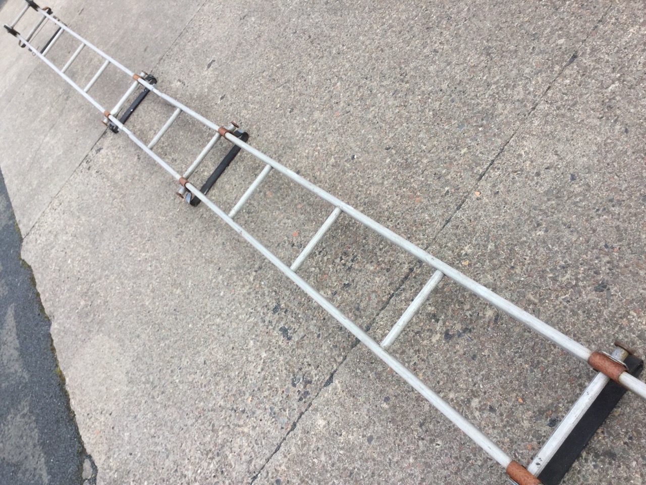 A Gravity Randall extending aluminium roof ladder with rollers and curved ridge bar, having - Image 3 of 3