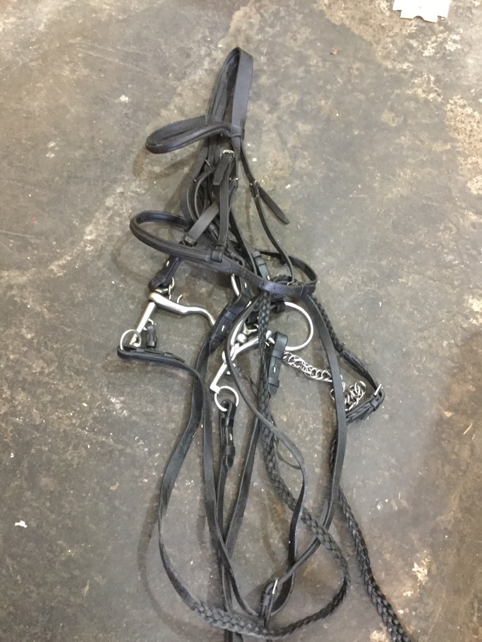 A quantity of horse tack - complete bridles, stirrups, girths, surcingles, brow bands, etc. (A lot) - Image 2 of 3