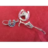 A 2.5in silver hunting bar brooch with riding crop mounted with horsehead, having hinged pin to