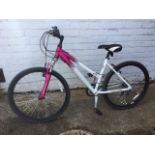 A Raleigh Airlite bicycle with Suntour sprung forks, Shimano gears & brakes, Avenir padded seat,