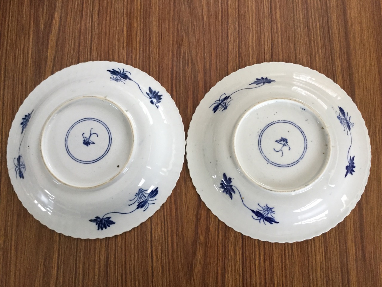 A pair of chinoiserie plates with ribbed borders decorated with circular panels of peony blossom, - Image 2 of 3
