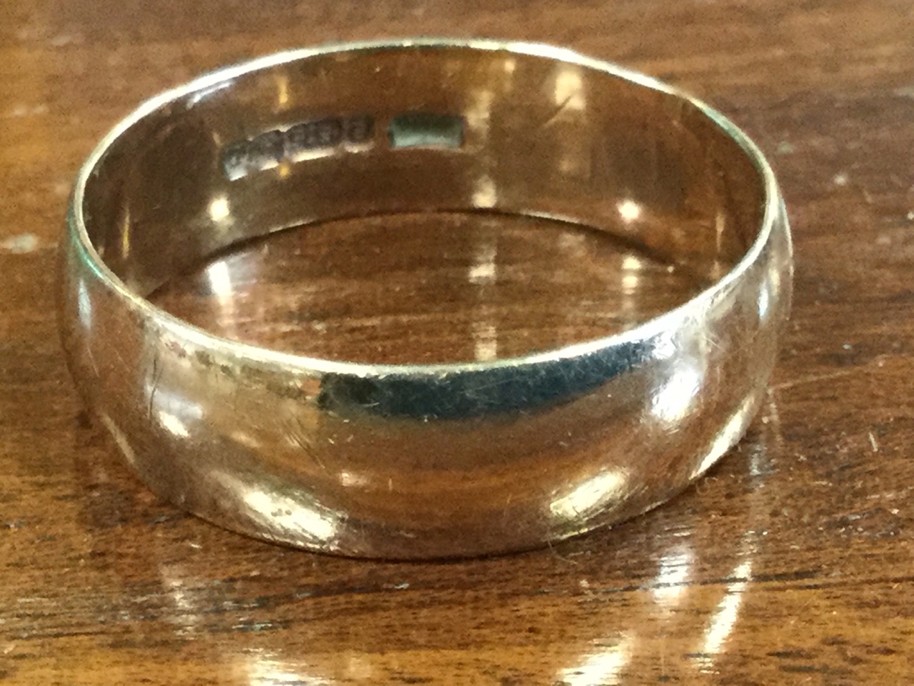 A plain 9ct gold wedding band - size U/V. (4g)