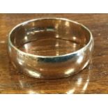 A plain 9ct gold wedding band - size U/V. (4g)