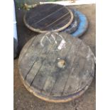 Ten circular 1in thick oak barrel tops/bottoms of slatted board construction. (22in) (10)