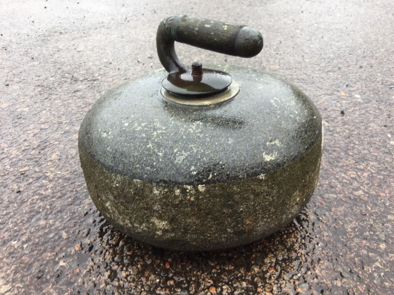 Two Victorian polished granite curling stones with brass & wood handles. (10in) (2) - Image 3 of 3