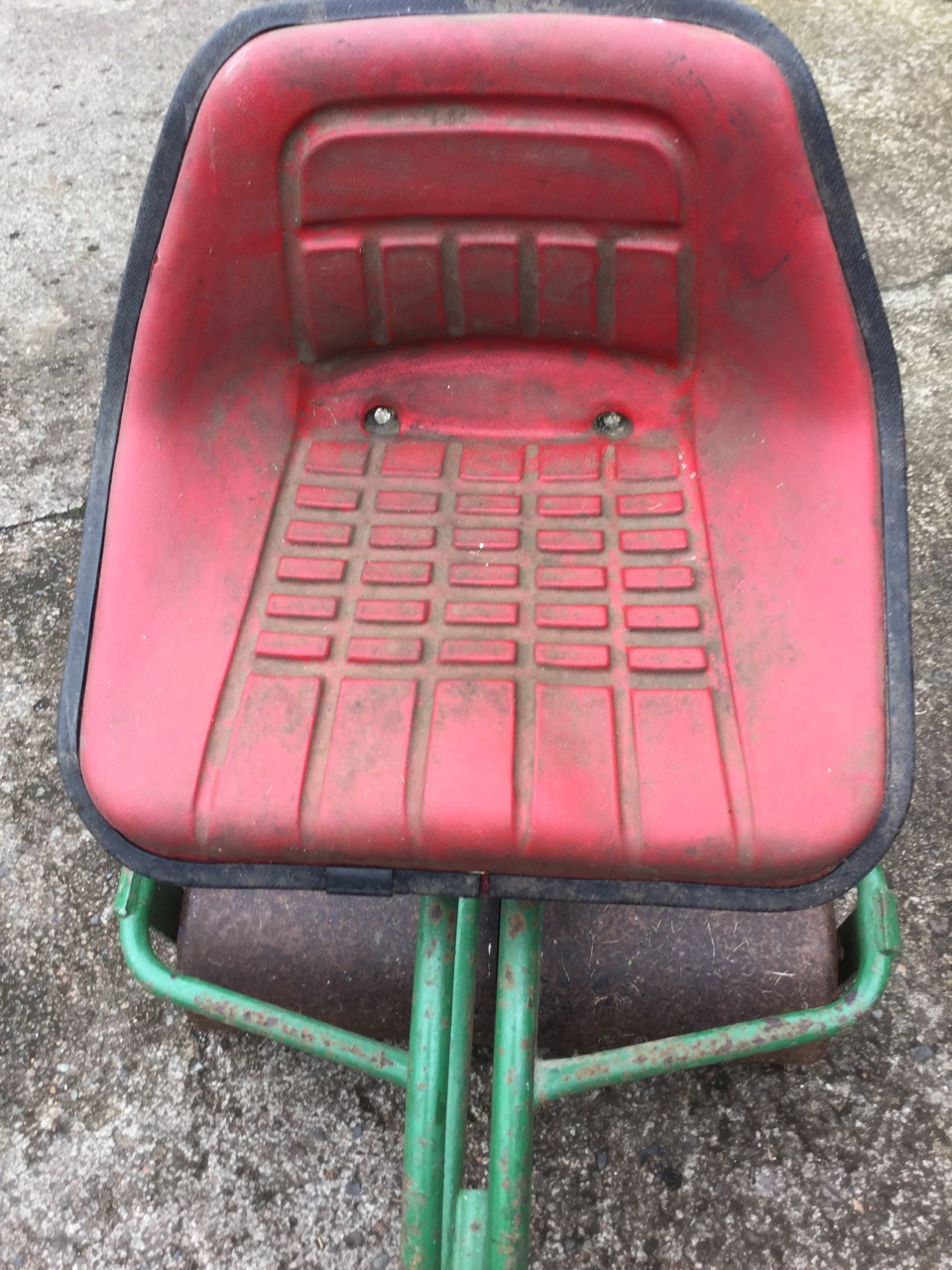 A garden mower seat with 22in twin roller, having adjustable shaft and sprung cushion chair. - Image 3 of 3