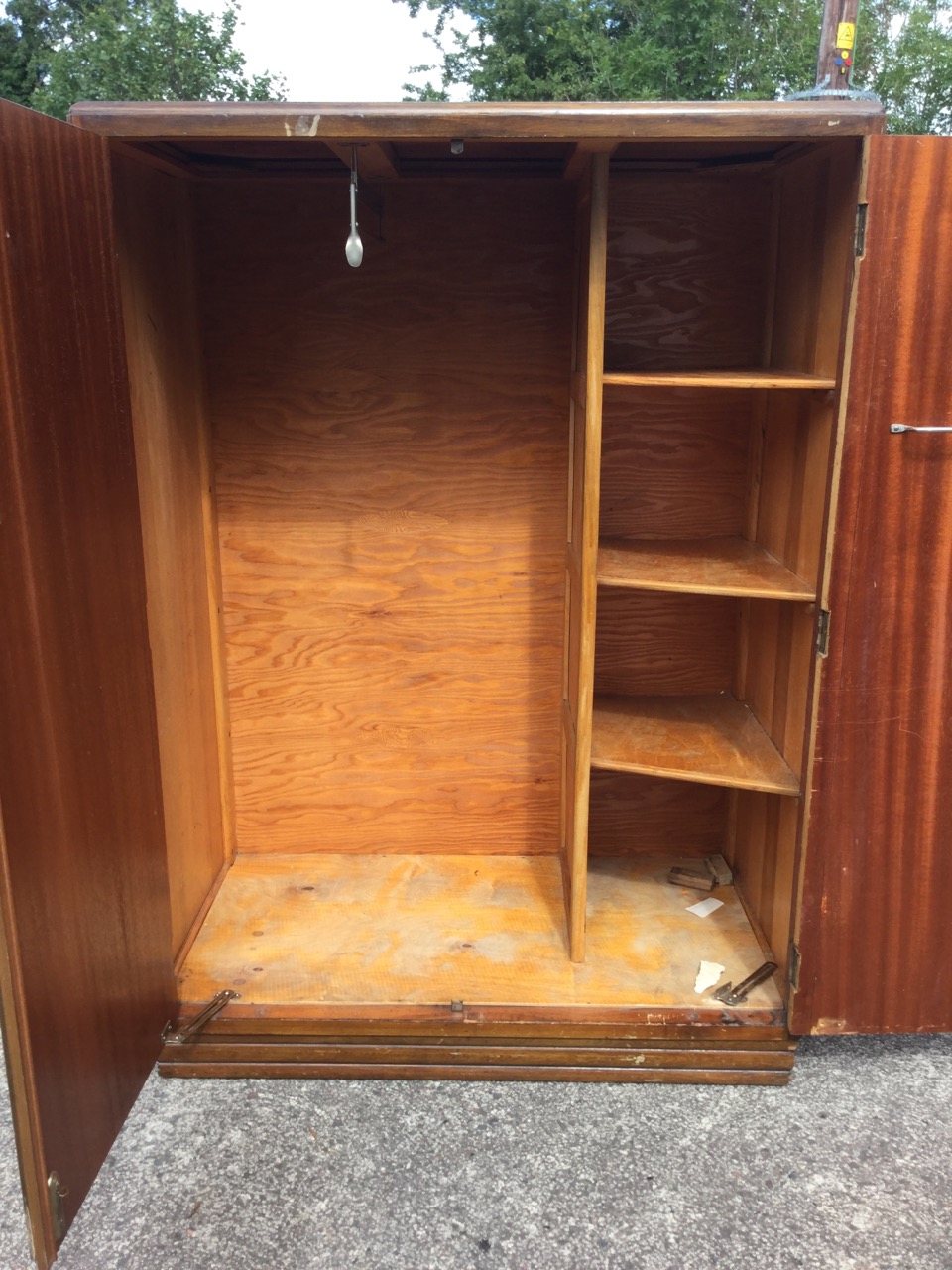 A 50s walnut compactum, the crossbanded doors with bakelite scrolled handles enclosing a fitted - Bild 3 aus 3