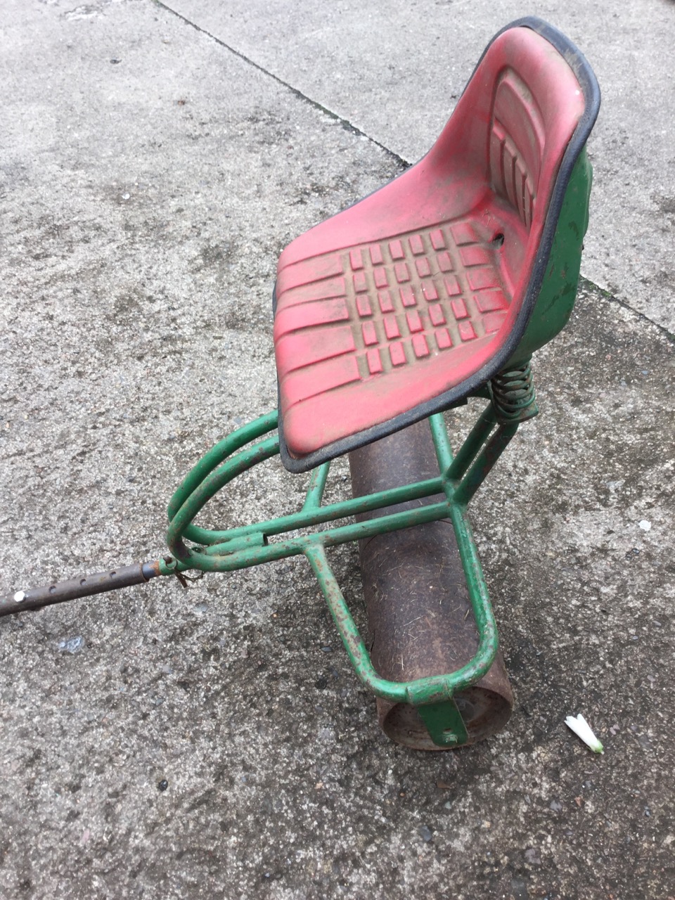 A garden mower seat with 22in twin roller, having adjustable shaft and sprung cushion chair. - Image 2 of 3