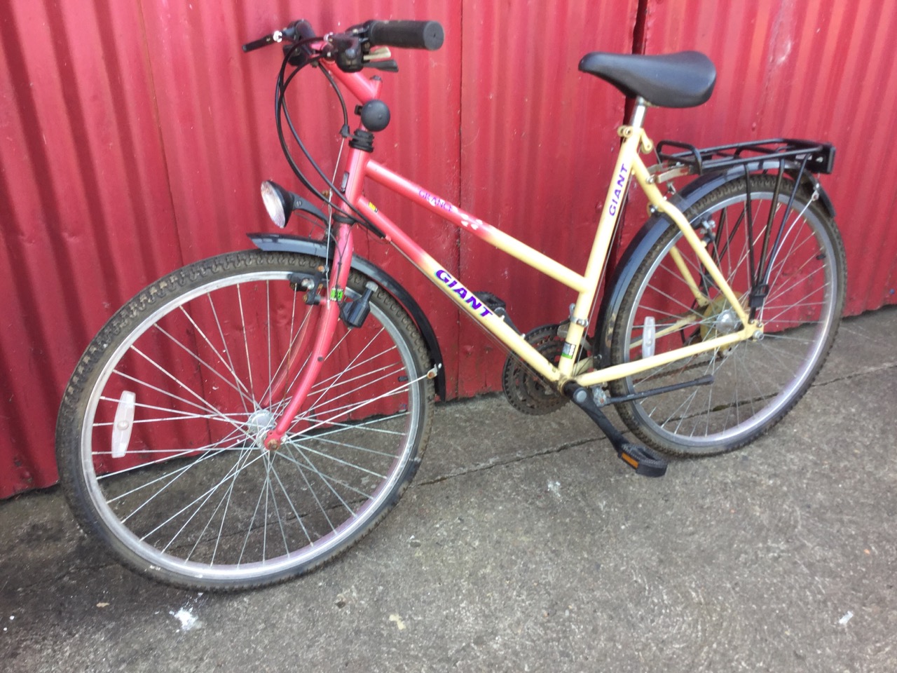 A Giant Grance ladies bicycle with soft seat, pannier rack, Shimano gears, lights with dynamo,