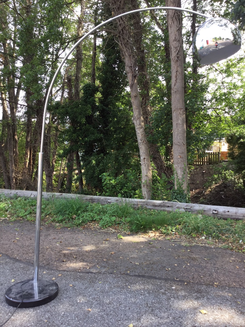 A designer Italian floor lamp, with circular polished marble base supporting chrome column with - Image 2 of 3