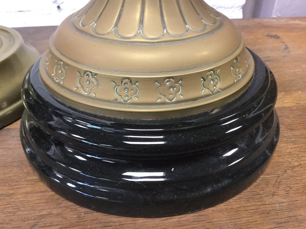 A Victorian brass oil lamp with chamfered bun shaped glass reservoir on fluted column above weighted - Image 3 of 3